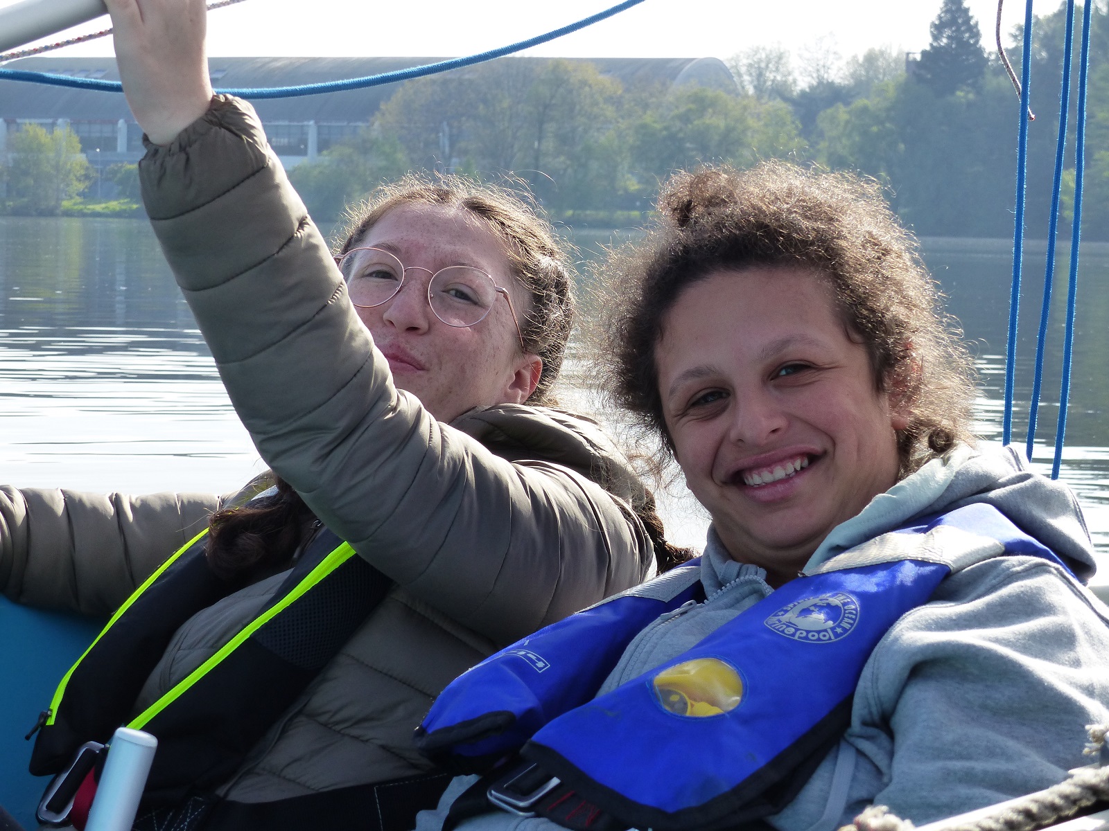 Pauline et Selya arborent un grand sourire une fois à bord de leur dériveur adapté