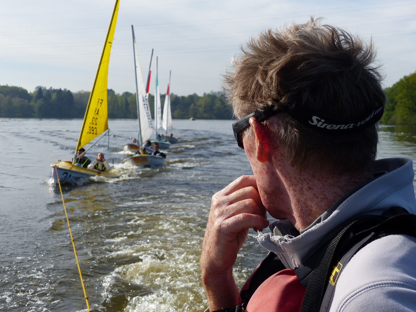 Benoit le moniteur remorque ses jeunes navigateurs apprentis sur la rivière de l'Erdre