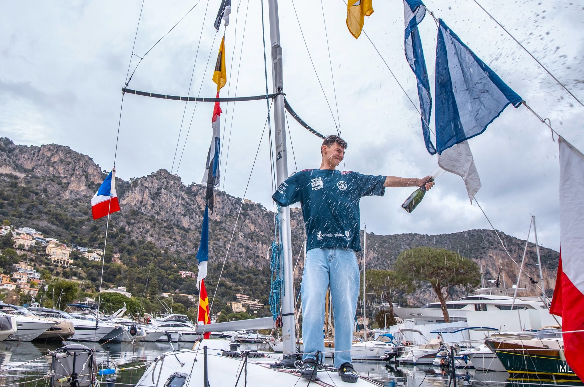 Nathan Mesiano, qualifié pour la Mini Transat, sabre le champagne à bord son Pogo 3 