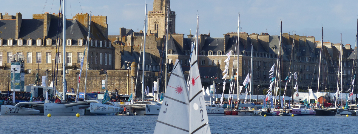 Les petits bateaux sur l'eau