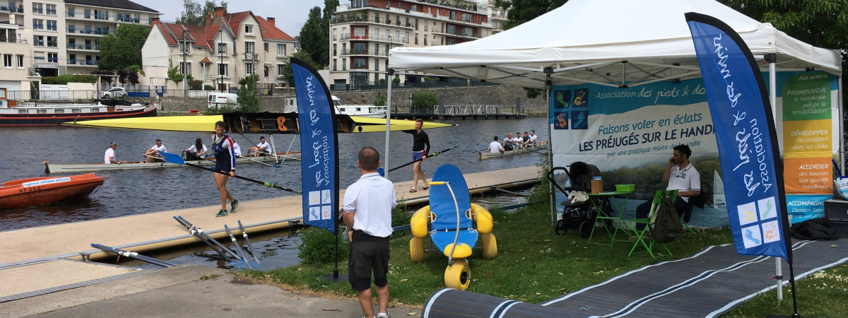 Stand Des Pieds et Des Mains sur les bords de l'Erdre où naviguent des avirons