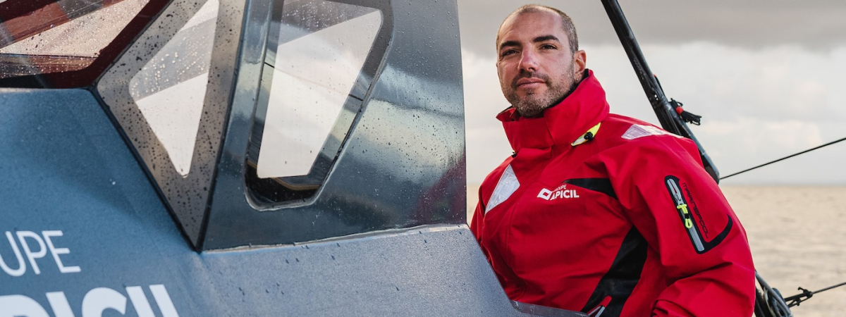 Le skippeur handisport Damien Seguin à la barre de son monocoque IMOCA Groupe Apicil.