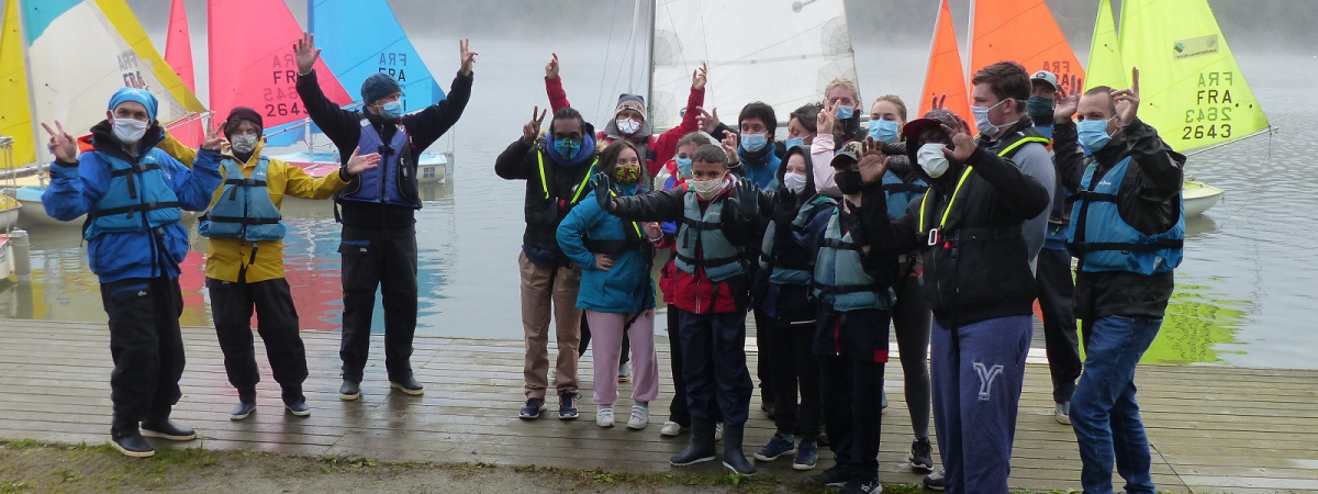 Un groupe de jeunes handicapés, entourés de leurs éducateurs spécialisés et des moniteurs de voile, à l'issue d'une des séances d'initiation à la voile handivalide organisée au CVAN Nantes.