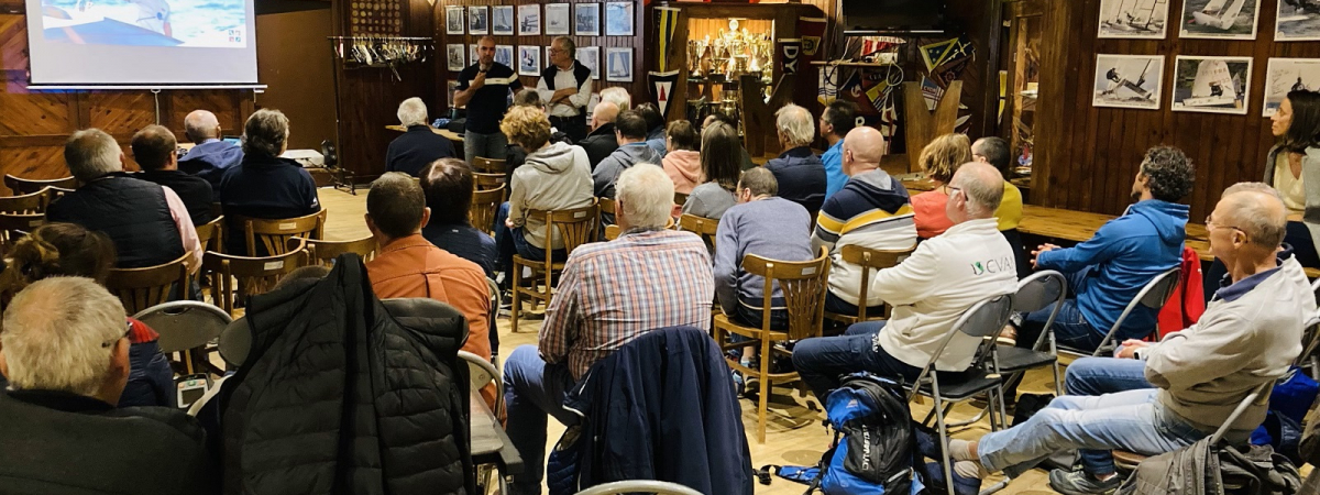 L'assemblée attentive au discours de Damien Seguin, le skippeur fondateur de l'association.