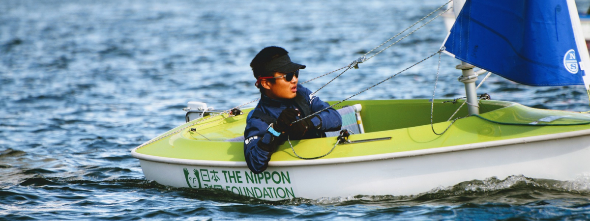 Le jeune navigateur Gauthier Bril à bord de son dériveur Hansa 303 au championnat du monde paravoile 2022 au Japon