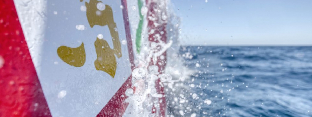 Logo de l'association sur la coque d'un bateau