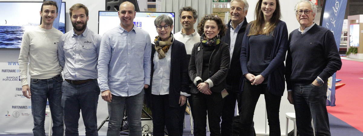 Photo de groupe avec les différents acteurs du projet Mini 6.50 porté par l'association