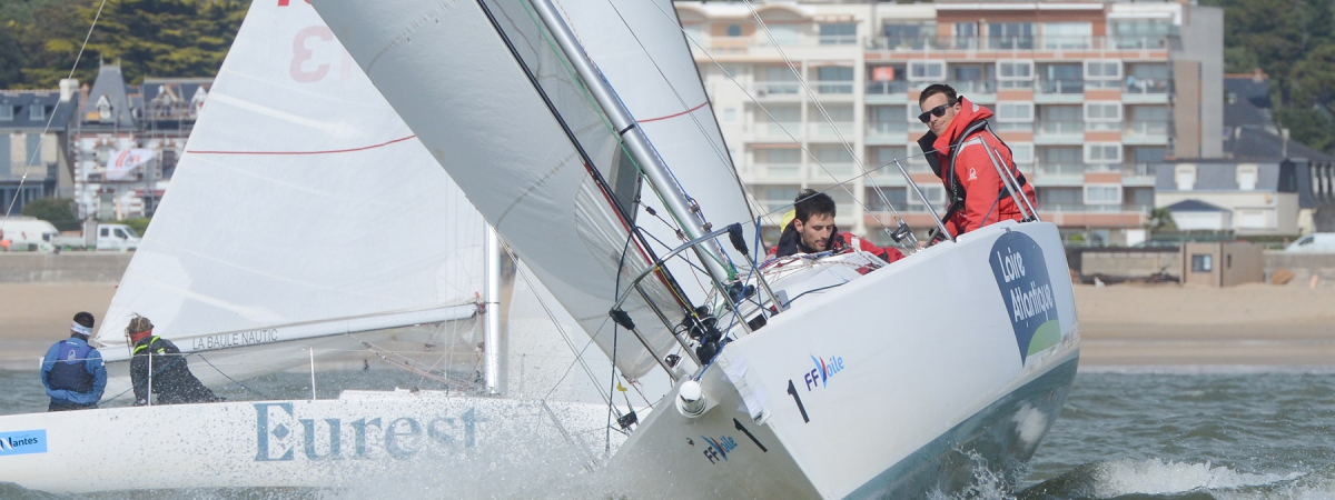 Skippeurs à bord de voiliers habitables J/80