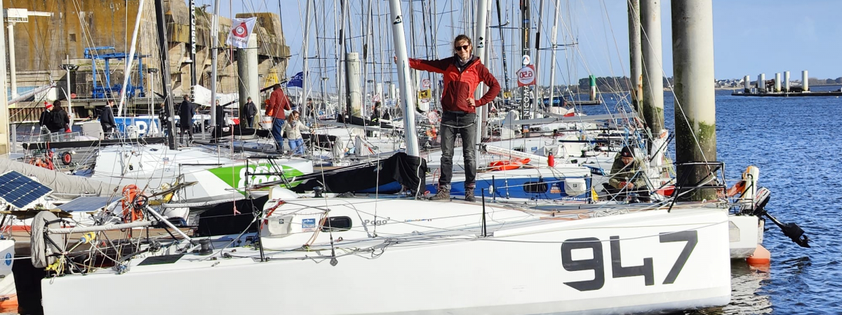 Navigatrice debout à bord d'un monocoque amarré au ponton