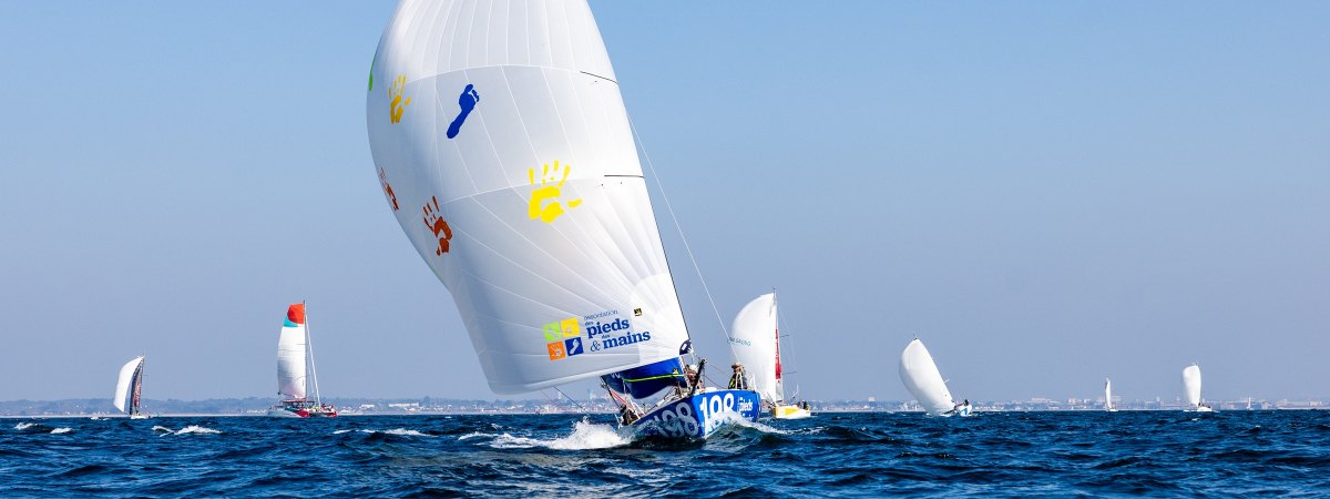 Petit voilier de course au large aux couleurs de l'association.