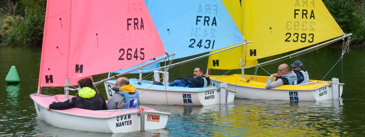 Voile de bateau aux couleurs de l'association Des Pieds et Des Mains