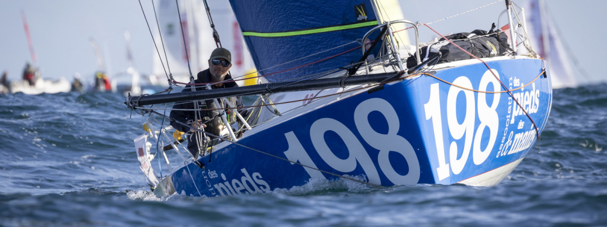 Olivier Le Poittevin à la barre du Mini 6.50 Des Pieds et Des Mains, au départ de la Mini Transat 2025