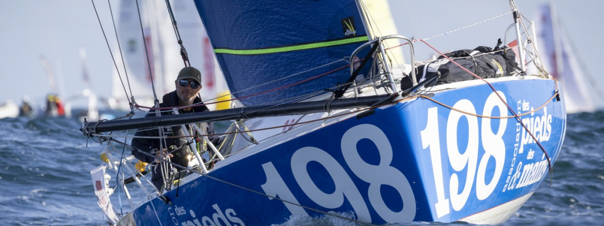 Olivier Le Poittevin à la barre du Mini 6.50 Des Pieds et Des Mains, au départ de la Mini Transat 2025