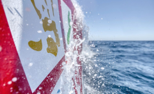 Logo de l'association sur la coque d'un bateau