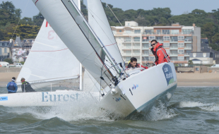 Skippeurs à bord de voiliers habitables J/80