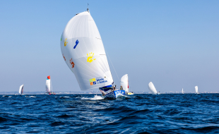 Petit voilier de course au large aux couleurs de l'association.