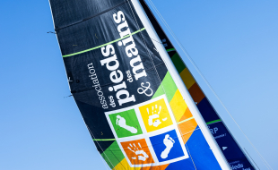 Voile de bateau aux couleurs de l'association Des Pieds et Des Mains