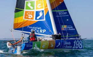 Olivier Le Poittevin à bord du Mini 6.50 aux couleurs de l'association Des Pieds et Des Mains
