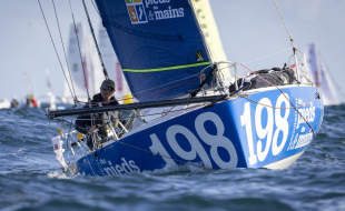 Olivier Le Poittevin à la barre du Mini 6.50 Des Pieds et Des Mains, au départ de la Mini Transat 2025