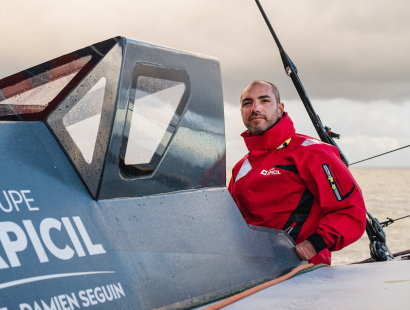 Le skippeur handisport Damien Seguin à la barre de son monocoque IMOCA Groupe Apicil.