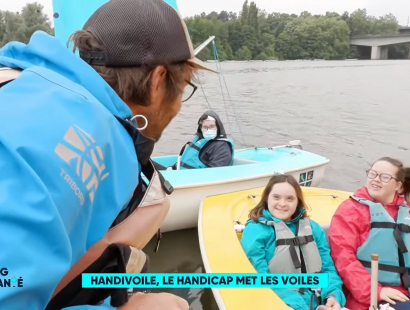 Capture d'écran du reportage sur France 5 avec un moniteur de voile s'adressant à deux jeunes filles trisomiques.