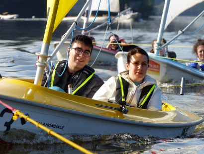 Un jeune handicapé navigue à bord d'un dériveur adapté aux côtés de son éducatrice spécialisée