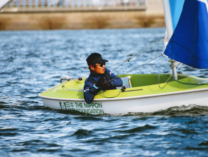 Le jeune navigateur Gauthier Bril à bord de son dériveur Hansa 303 au championnat du monde paravoile 2022 au Japon