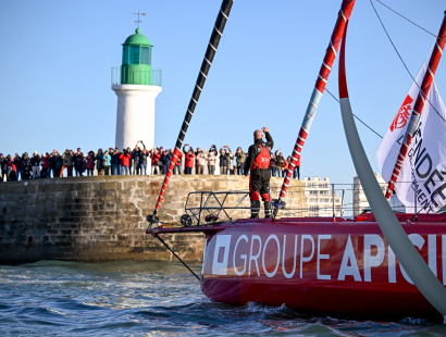 L'IMOCA Groupe Apicil fait son entrée dans le chenal des Sables d'Olonne, accueilli par une foule de spectateurs, à l'arrivée du Vendée Globe 2024-2025.
