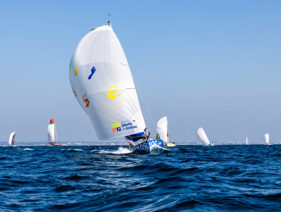Petit voilier de course au large aux couleurs de l'association.