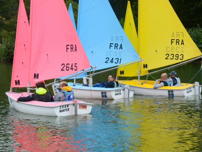 Voile de bateau aux couleurs de l'association Des Pieds et Des Mains