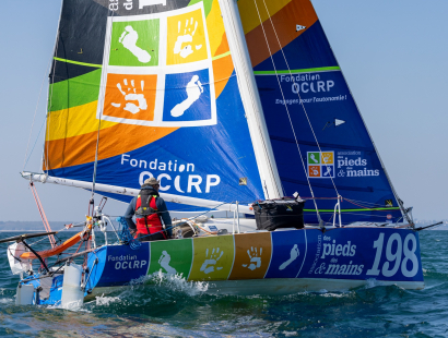 Olivier Le Poittevin à bord du Mini 6.50 aux couleurs de l'association Des Pieds et Des Mains