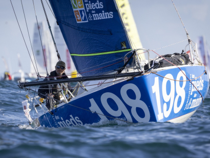 Olivier Le Poittevin à la barre du Mini 6.50 Des Pieds et Des Mains, au départ de la Mini Transat 2025